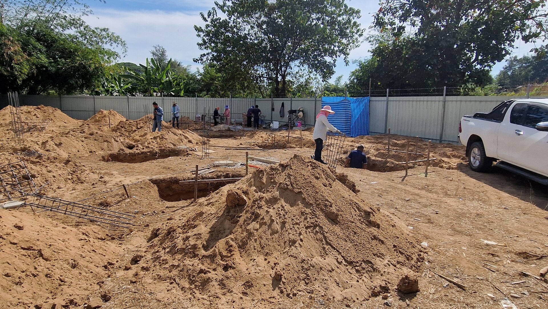 Baustelle: Aushub und Fundamentvorbereitung